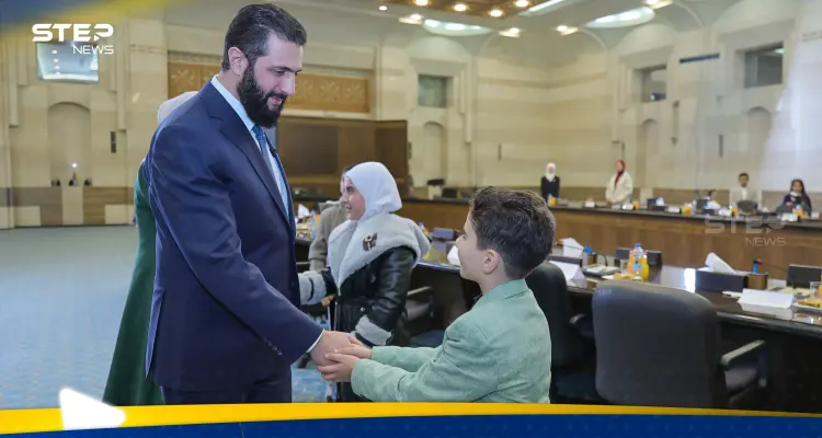 الشرع يمازح طفلاً خلال حديثه عن وزارة الدفاع