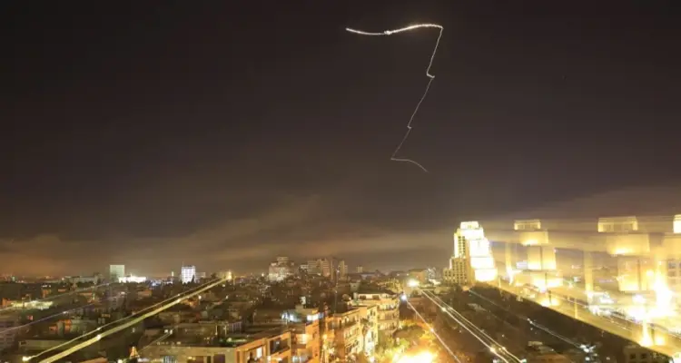 بالفيديو|| غارات جوية إسرائيلية تستهدف مواقعاً للميليشيات الإيرانية جنوب دمشق.. إليك التفاصيل: أخبار