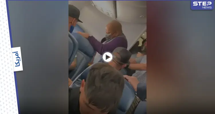 بالفيديو|| راكب يقتحم قمرة القيادة في طائرة أمريكية ويجبرها على الهبوط الاضطراري والركاب يتصدون له: أخبار