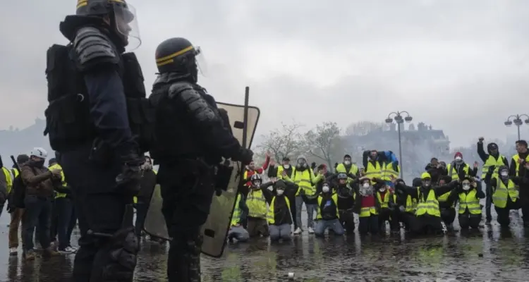 "السترات الصفراء" تواصل احتجاجاتها بأعداد قليلة عن الأسابيع الماضية: أخبار