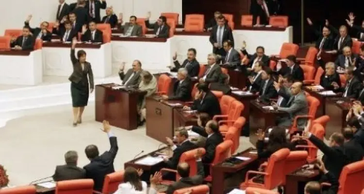 البرلمان التركي يصادق بأغلبية الأصوات لصالح قرارٍ يعزز احتمالية شنّ عملياتٍ عسكريةٍ بسوريا والعراق: أخبار