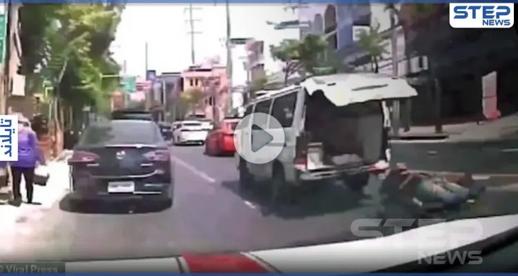 بالفيديو|| مريض يسقط من داخل سيارة إسعاف وسط شارع مزدحم.. وهذا ما حدث له: أخبار