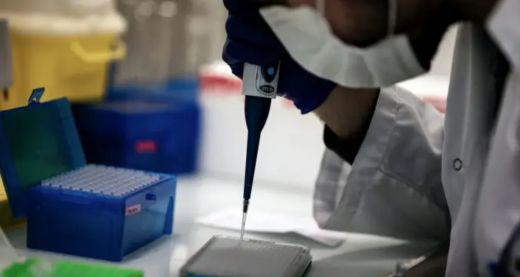 دولة خليجية توقع اتفاق مع روسيا لإنتاج لقاح كورونا الروسي لتكون ثاني دولة عربية بذلك: أخبار