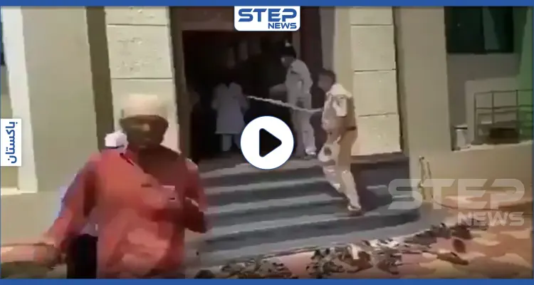 بالفيديو|| الشرطة الباكستانية تنهال بالضرب على مصلين خرقوا الحجر الصحي.. وباكستاني يقتل "كورونا" بالعصا!: أخبار
