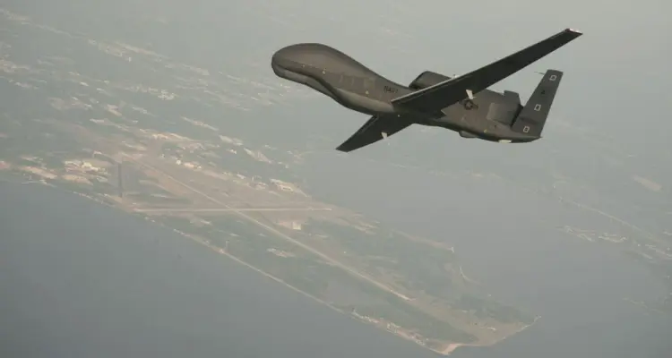 الجيش الإيراني يعلن اعتراض مسيرتين أمريكيتين اقتربتا من منطقة المناورات البحرية: أخبار