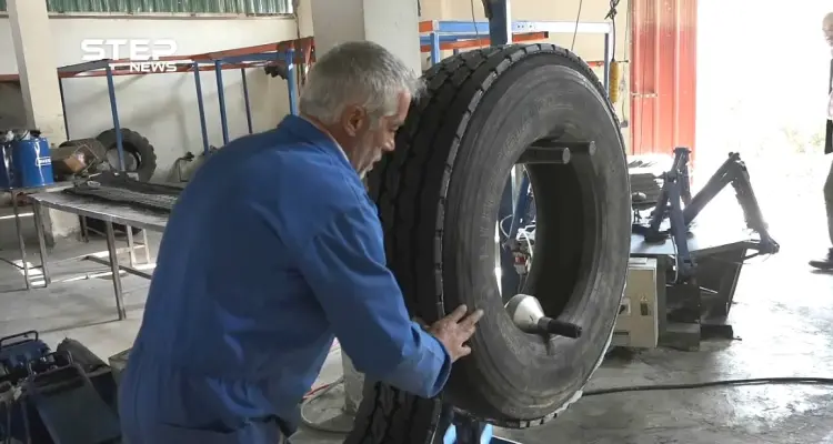 إخوة سوريين نازحون من حلب المدينة يفتتحون مشروعاً لتدوير إطارات السيارات في مدينة الأتارب بريف حلب الغربي: أخبار