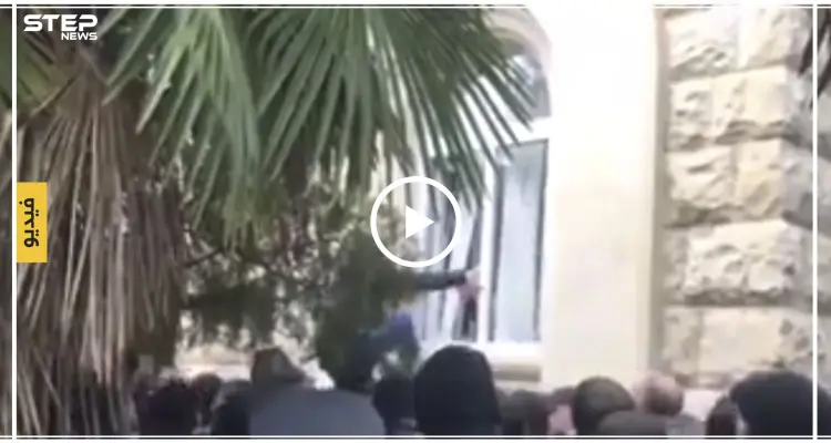بالفيديو|| المحتجون الأبخازيون يقتحمون المبنى الرئاسي.. والبرلمان يصوت لصالح إقالة الرئيس الموالي لروسيا!: أخبار