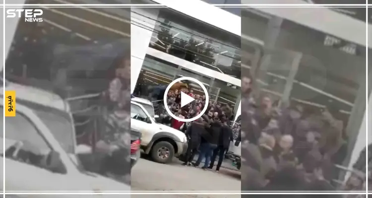بالفيديو || "مصارعة حرة" بين محتجون والقوى الأمنية أمام أحد البنوك شمال لبنان: أخبار