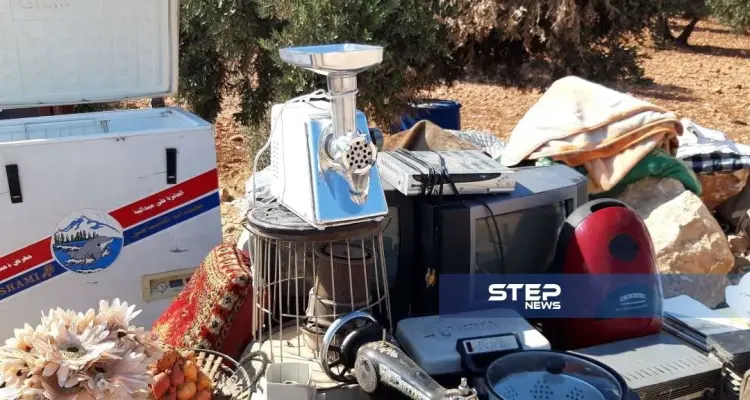 شاهد بالصور || "الفقر" يدفع نازحي إدلب لبيع أغراضهم المنزلية على الحدود السورية التركية !: أخبار