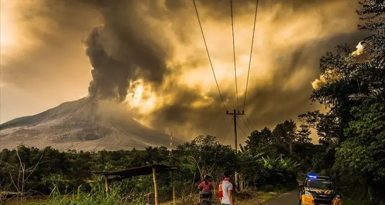 فرار جماعي عقب ثوران مفاجئ لـ بركان في إندونيسيا والسكان يصيحون فزعا "الله أكبر" (فيديو): أخبار