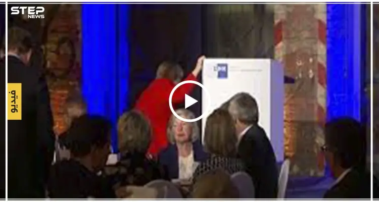 شاهد بالفيديو|| ردّة فعل ميركل لحظة سقوطها على خشبة المسرح على الهواء مباشرة: أخبار