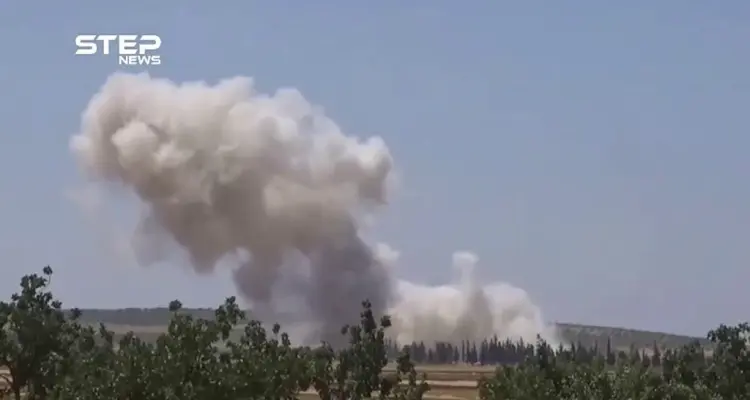 اللحظات الأولى للقصف الجوي الروسي على الأراضي الزراعية قرب مدينة خان شيخون جنوب إدلب: أخبار