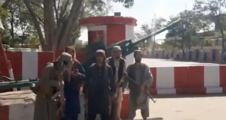 بالفيديو|| طالبان تسيطر على مواقع وتجبر جنود أفغان على الانضمام لصفوفها.. ومخاوف من انقلابٍ عسكري كامل: أخبار