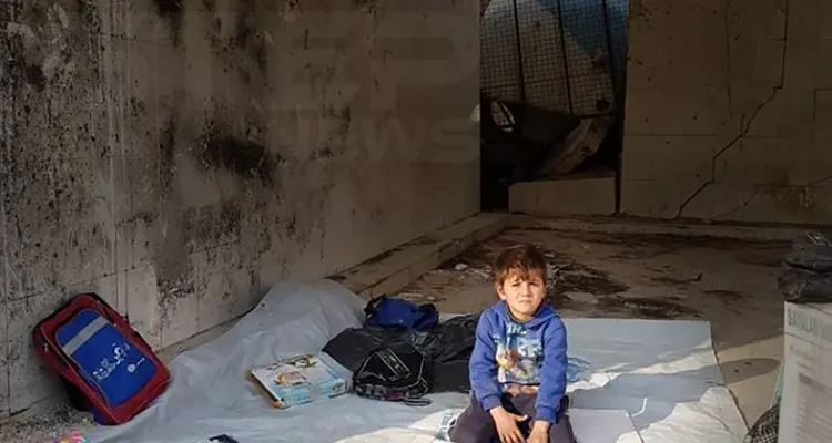 طفل مهجر من مدينة البوكمال بريف دير الزور يبيع أغراض مدرسية على خيمة للأمم المتحدة: أخبار