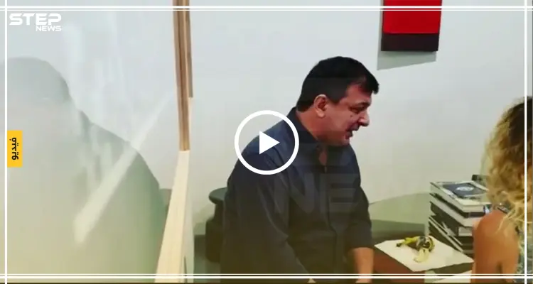 بالفيديو|| فنان جائع يأكل "الموزة" التي بيعت بـ 120 ألف دولار: أخبار