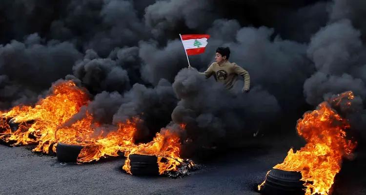 قطع طرقات ودخان الإطارات المشتعلة يغطي بيروت وميشيل عون يغادر البلاد: أخبار