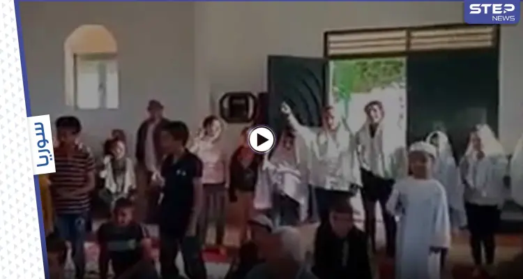 من داخل أحد مساجد ريف جبلة.. فتيات وأولاد يهتفون لــ بشار الأسد (فيديو): أخبار