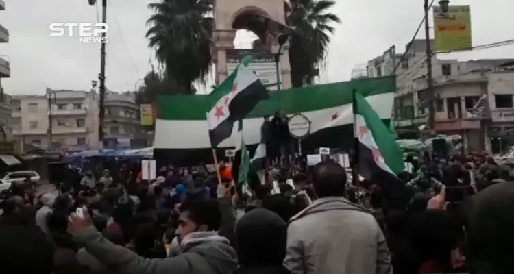 شاهد مظاهرة في مدينة إدلب نددت بالقصف الروسي المستمر وطالبت بوقف المجازر وأكدت على استمرار الثورة ومطالبها: أخبار