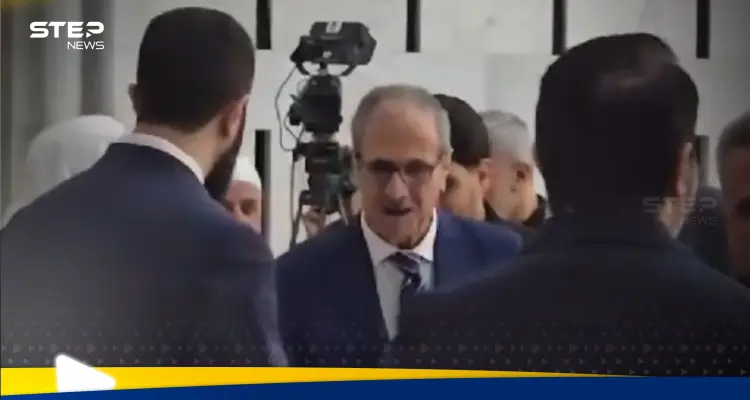 شاهد|| الشرع يقبّل يد والده أثناء المعايدات في قصر الشعب بمناسبة عيد الفطر.. ويؤكد: سوريا ليست سوقاً للرغبات: أخبار