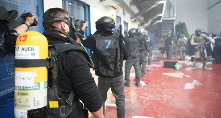 الإعلام الإسرائيلي يرجّح استمرار المواجهات بالسجون وحركة فتح تصفها بالحملة "غير المسبوقة": أخبار