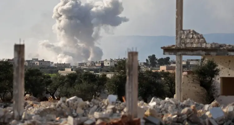 بالفيديو|| الطيران الروسي يكثّف غاراته بمحيط مخيمات اللاجئين على الحدود التركية بإدلب: أخبار