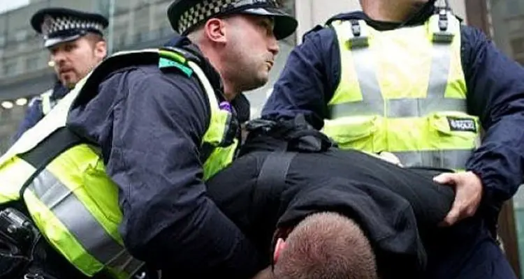 الشرطة البريطانية تعتقل مسلحاً تسلل لساحة قلعة وندسور تزامناً مع تواجد الملكة إليزابيث: أخبار