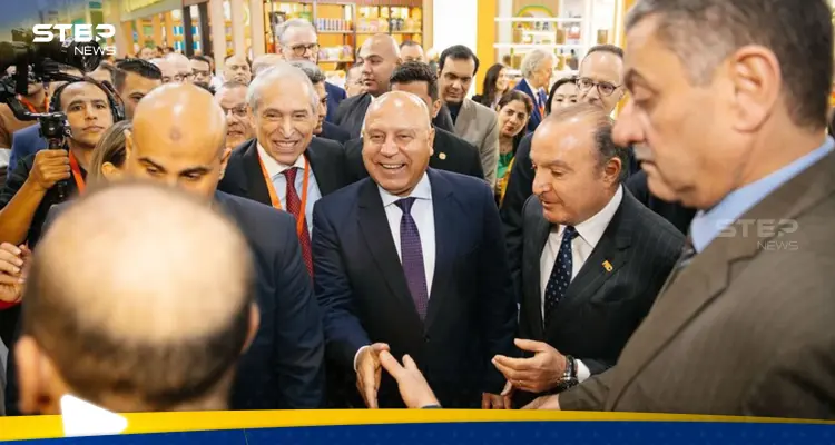 وزير مصري يمازح رجل سوري