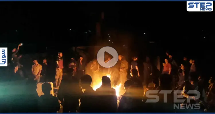 بالفيديو|| مظاهرات وقطع طرقات في مخيمات إدلب احتجاجاً ضد هيئة تحرير الشام وقائدها "الجولاني": أخبار