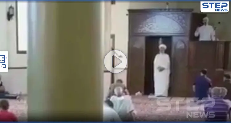بالفيديو || في أغرب صلاة جمعة خطيبان يلقيان خطبة الجمعة معاً في مسجد واحد: أخبار
