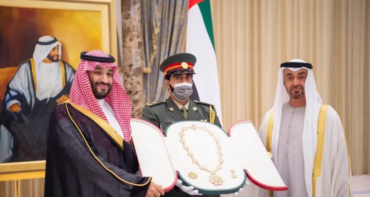 شاهد لحظة تقليد ولي عهد أبوظبي وسام "زايد" من الدرجة الأولى لولي العهد السعودي: أخبار
