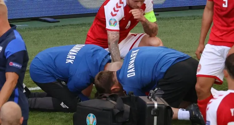 بالفيديو|| حادثة كارثية في مباراة الدنمارك وفنلندا.. ونقل النجم كريستيان إريكسن بحالة خطرة: أخبار