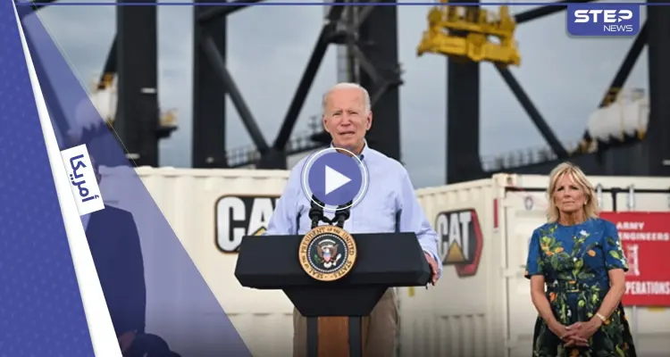 تصرفات غريبة لبايدن تُثير الريبة والجدل.. عن ماذا يبحث؟ (فيديو): أخبار