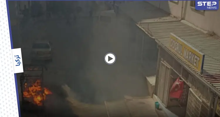 بالفيديو|| أتراك يهاجمون منازل السوريين في إزمير ويحرقون سياراتهم بعد مقتل شاب تركي على يد آخر سوري: أخبار