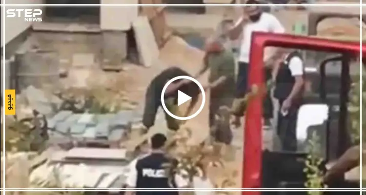 بالشتائم والكفر واللكمات.. موظف لبناني يتهجم على نازح سوري لهذا السبب (فيديو): أخبار