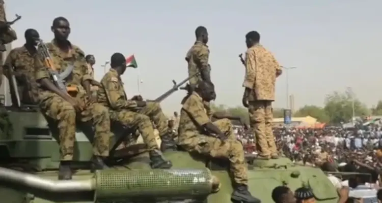 آلاف السودانيين يزحفون باتجاه الخرطوم والجيش يطلق النار موقعاً إصابات: أخبار