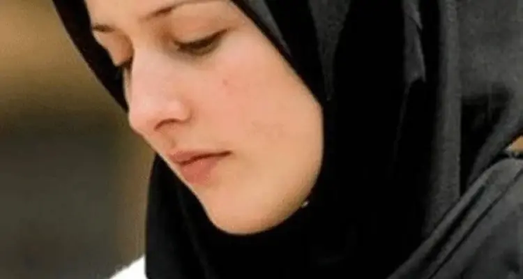 بالفيديو|| رجال يجبرون فتاة مسلمة على أمر ينافي معتقداتها وصورة لـ "القرآن الكريم" تشعل الاحتجاجات بعاصمة غربية (صور): أخبار