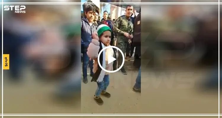 بالفيديو||على أنغام الأناشيد الثورية.. طفلة صغيرة ترقص بشكل عفوي بإحدى مظاهرات إدلب: أخبار
