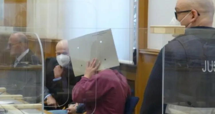 سكب الكحول على الأعضاء التناسلية وأحرقها.. ألمانيا تحاكم طبيب سوري وثالث متهم يتبع للنظام السوري بجرائم ضد الإنسانية: أخبار