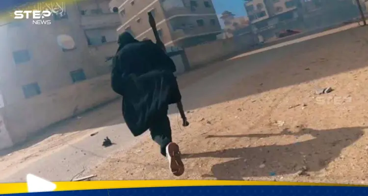 شاهد|| "بالطو القسام".. أناقة مقاتل فلسطيني في غزة تثير تفاعلاً بين النشطاء: أخبار