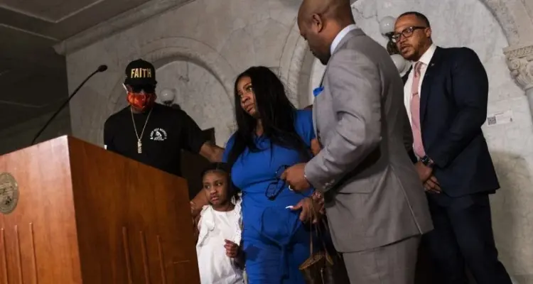 عائلة جورج فلويد الذي قتل على يد الشرطة الأمريكية توافق على تسوية مالية للقضية: أخبار