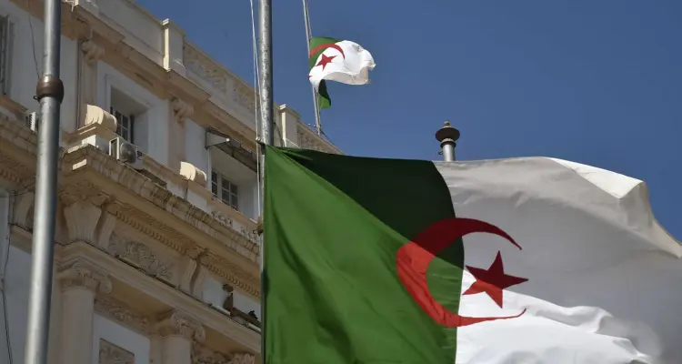 احتجاجاً على تصريحات لماكرون.. الجزائر تستدعي سفيرها لدى باريس: أخبار