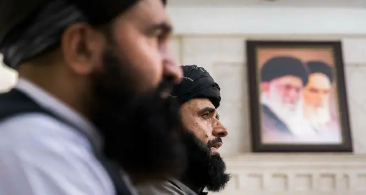 طالبان تدمر تمثال زعيم شيعي قاتلها وإيران تحتفي بأول قيادي سنّي بجيشها: أخبار