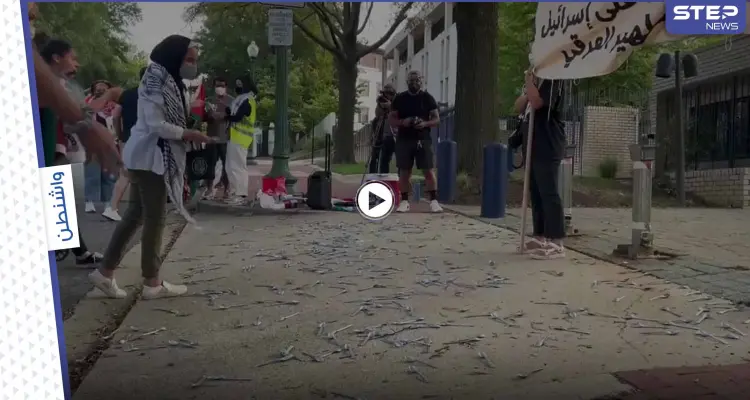 بالفيديو|| تضامناً مع أسرى نفق الحرية ناشطون يرشقون السفارة الإسرائيلية في واشنطن بمئات المعالق: أخبار