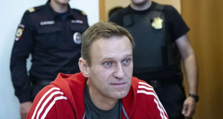 عقب مناشدة الأطباء له.. نافالني يعلن إنهاء إضرابه عن الطعام: أخبار