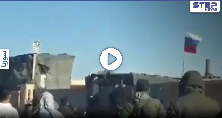 بالفيديو|| موالون لـ"قسد" يرشقون القاعدة الروسية بـ بلدة عين عيسى بالحجارة.. و"ستيب" تكشف آخر تطورات المنطقة: أخبار