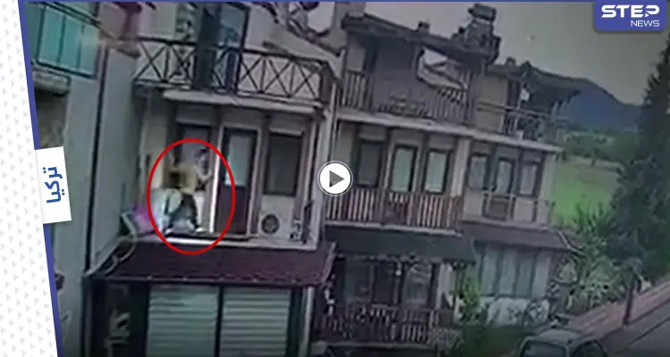 بالفيديو|| شاب تركي يقتحم منزل سيدة في وضح النهار ويتسلل للشرفة بعد فشله بكسر الباب: أخبار