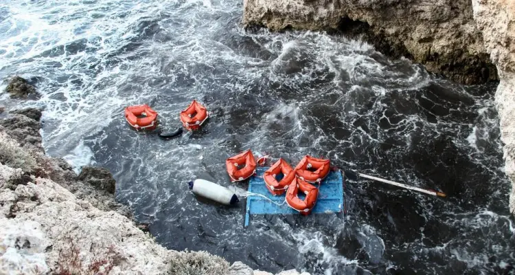 غرق عشرات المهاجرين وإنقاذ آخرين قبالة سواحل تونس وليبيا: أخبار