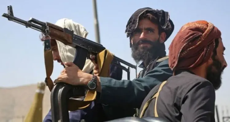 بالفيديو|| شخصية أفغانية تعلن نفسها رئيساً مؤقتاً لأفغانستان.. وطالبان تعيّن وحدة عسكرية خاصة لتأمين القصر الرئاسي: أخبار