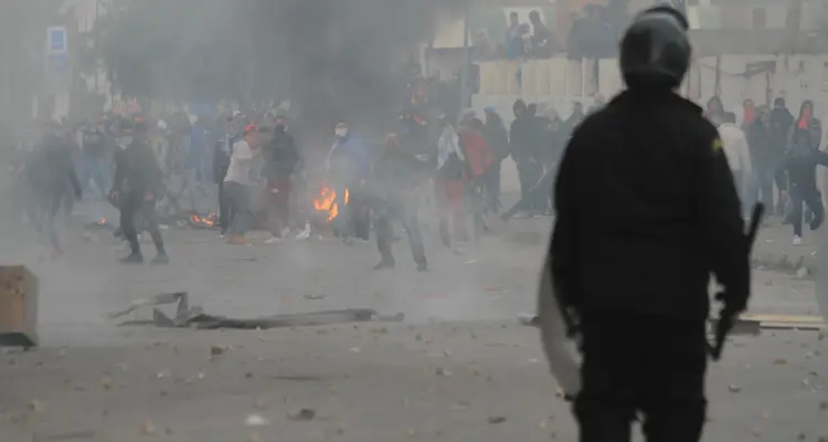احتجاجات غاضبة في تونس وإحراق لمركز شرطة في صفاقس (فيديو): أخبار