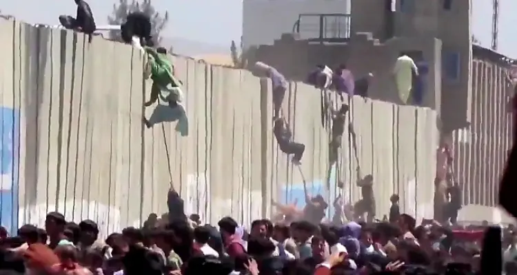 بالفيديو|| مشاهد من يوم القيامة بأفغانستان.. الآلاف يركضون بلا وجهة متعلقين بحبال مطار كابل: أخبار